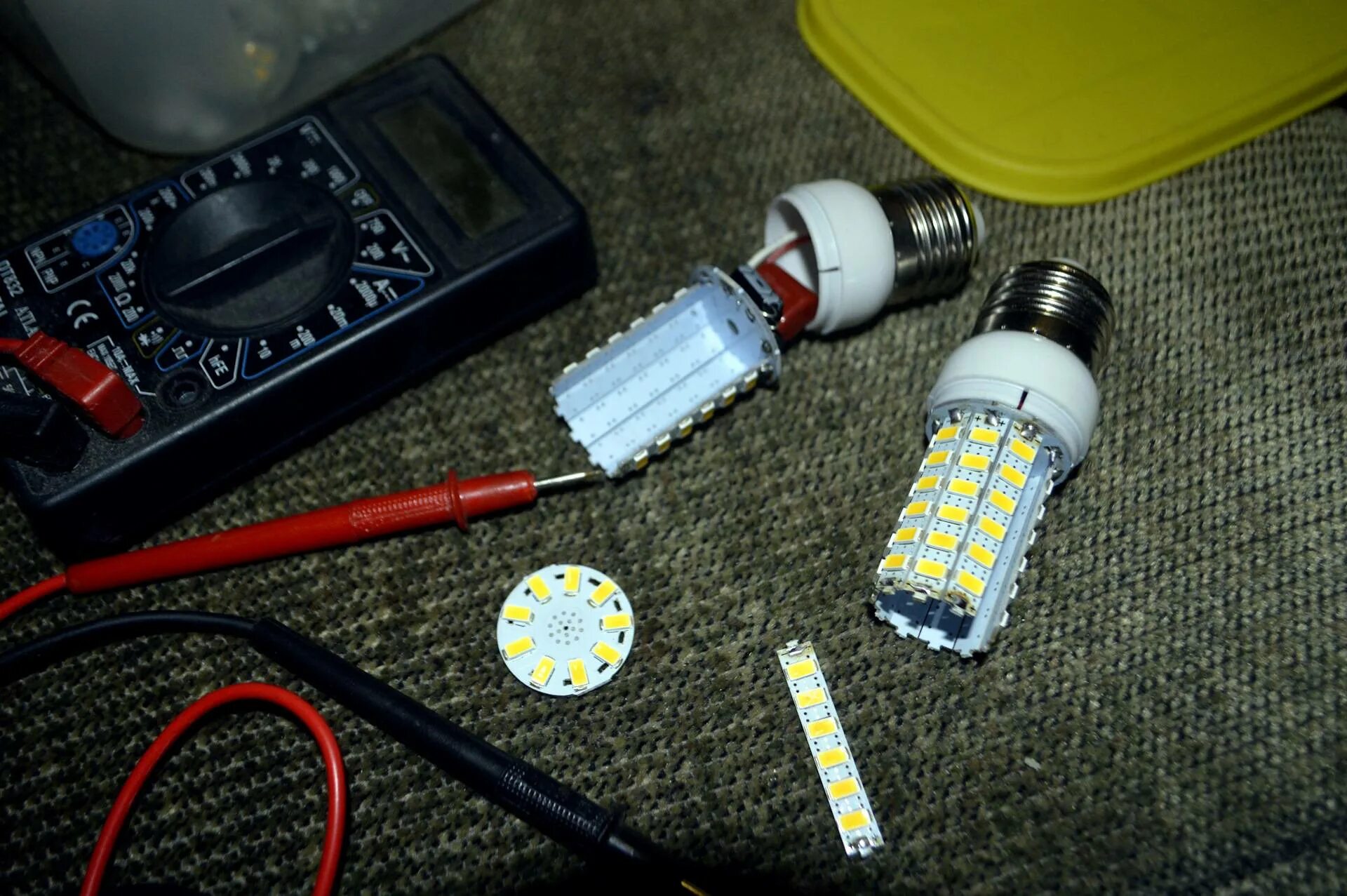 Светодиод меняющий. Led лампы драйв 2. Чиним светодиодный светильник. Светодиодная лампа диск. Блок от светодиодной лампочки.