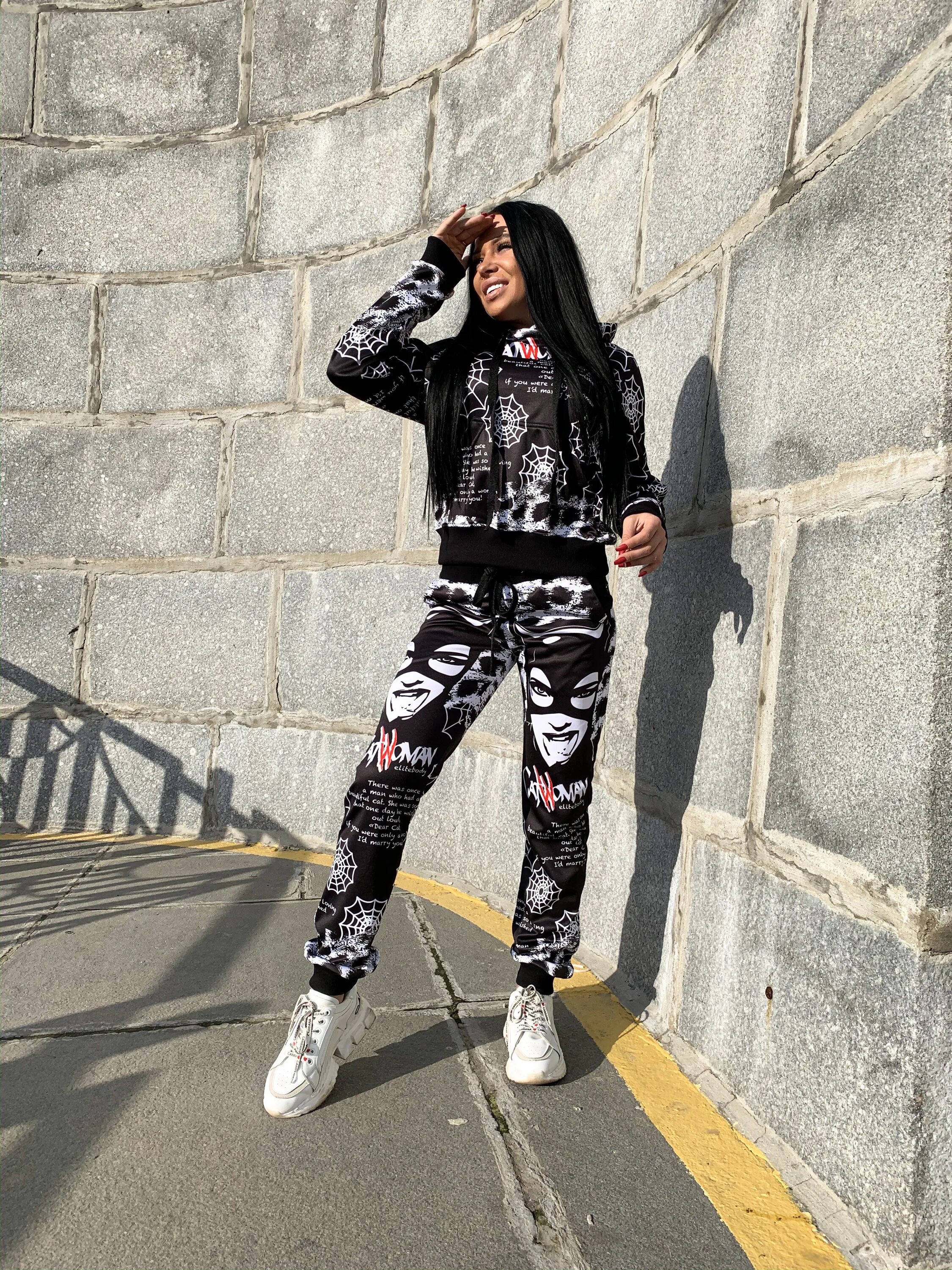 Велюровый комбинезон женский кошка. Кошка в спортивном костюме. Спортивный костюм кошка. Женские костюмы с мишками стразы. Костюм 12487.