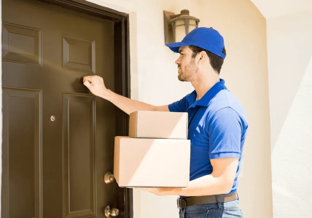 Почтальон. Post for delivery service. Доставщик на авто. Люди в картонных коробках в индии. Внутренний курьер.