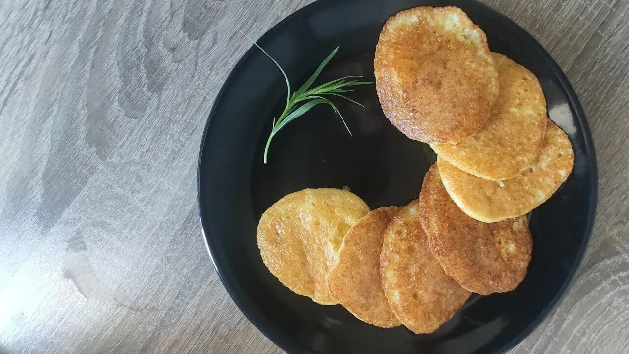 Оладьи из кукурузной каши. Кукурузные оладьи. Кукурузная каша, блюда. Оладушки с кукурузой кашей. Кукурузные оладьи.