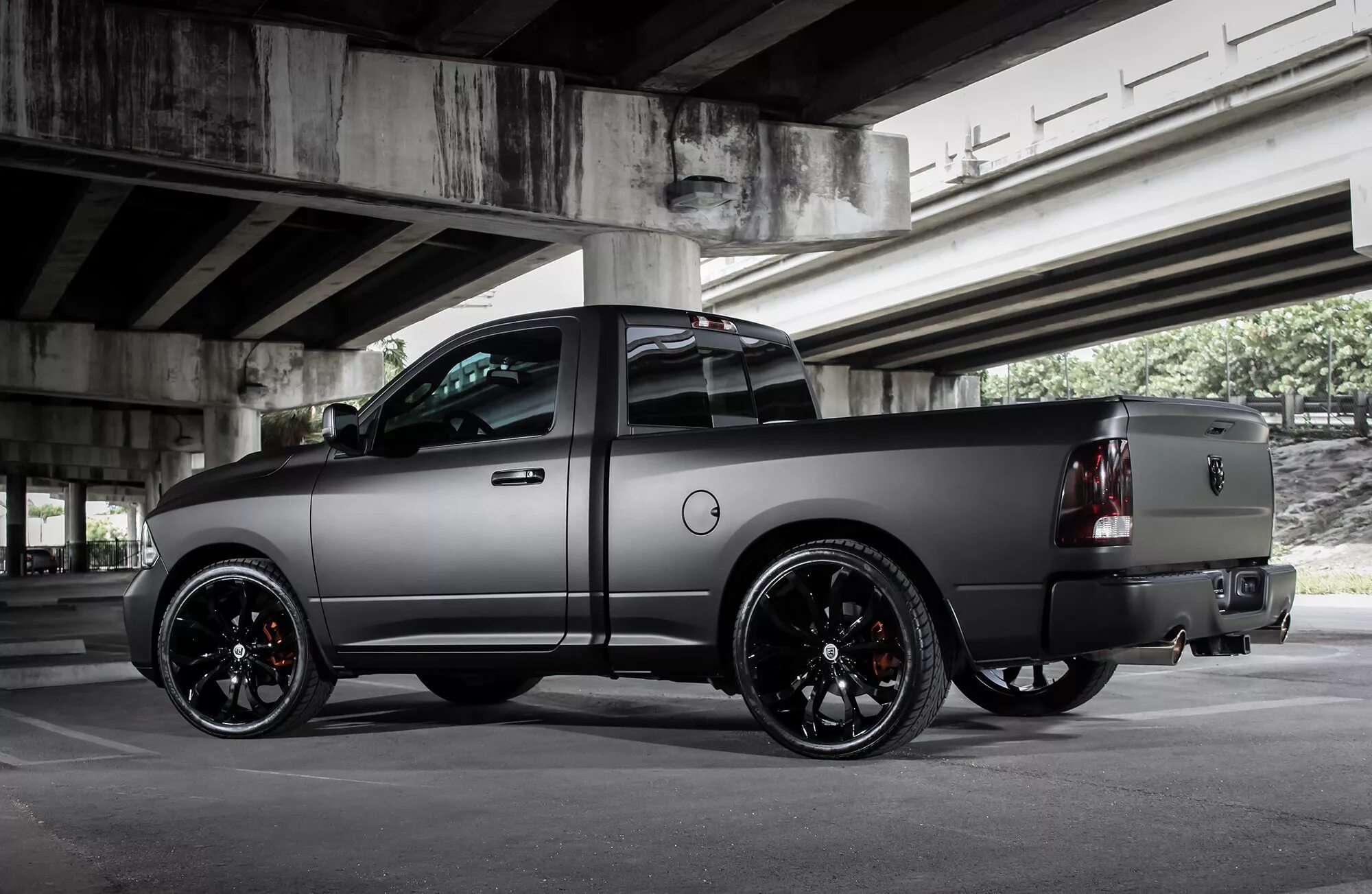 Ford f-150 raptor короткий. Ford f 150 raptor черный. Матовый додж рам 1500. Черный пикапер. Черный пикап.