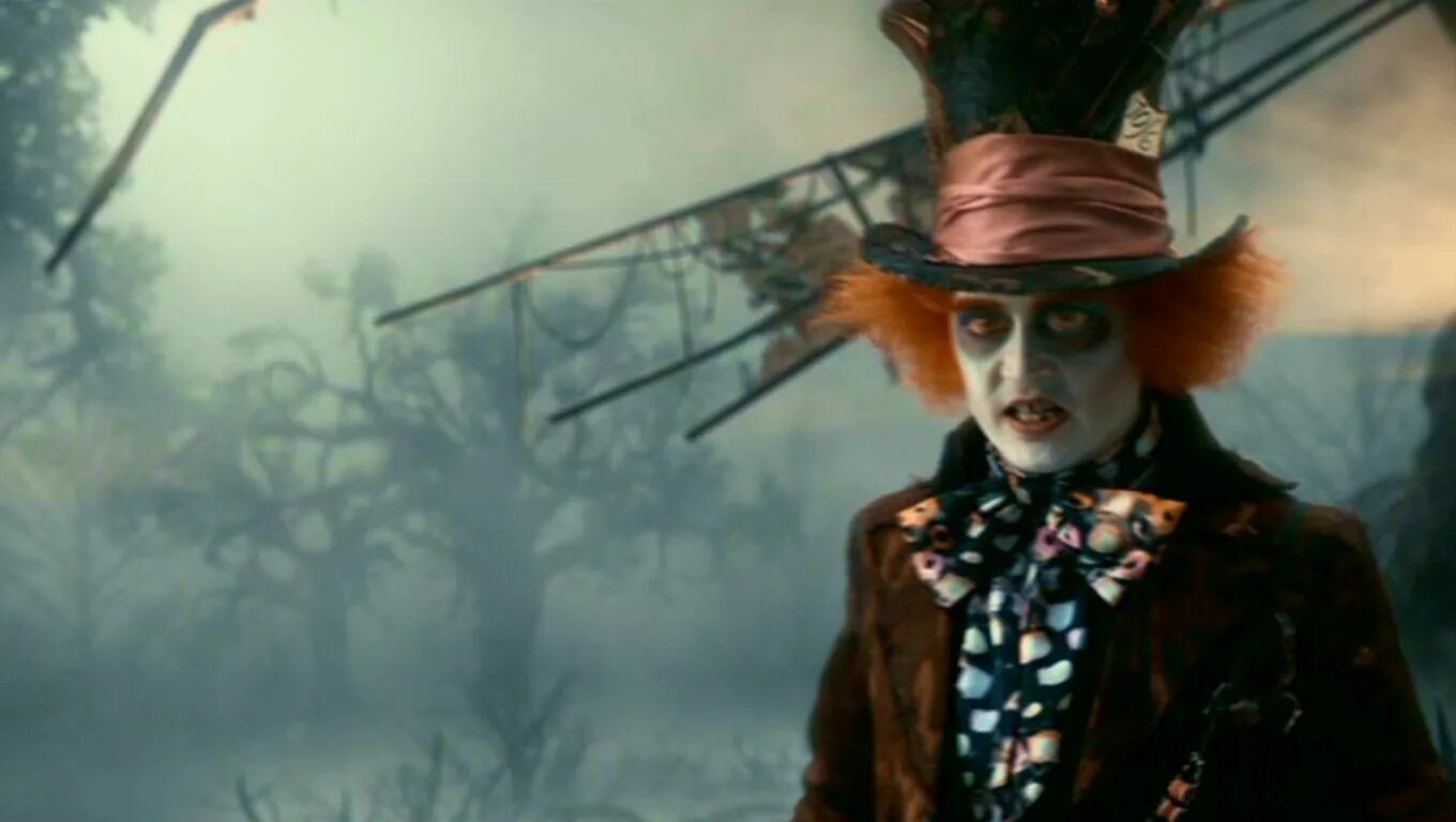 шляпник джонни депп фото. алиса в стране чудес джига. алиса в стране чудес 2010 шляпник. красная королева из алисы в стране чудес. шляпник алиса депп.