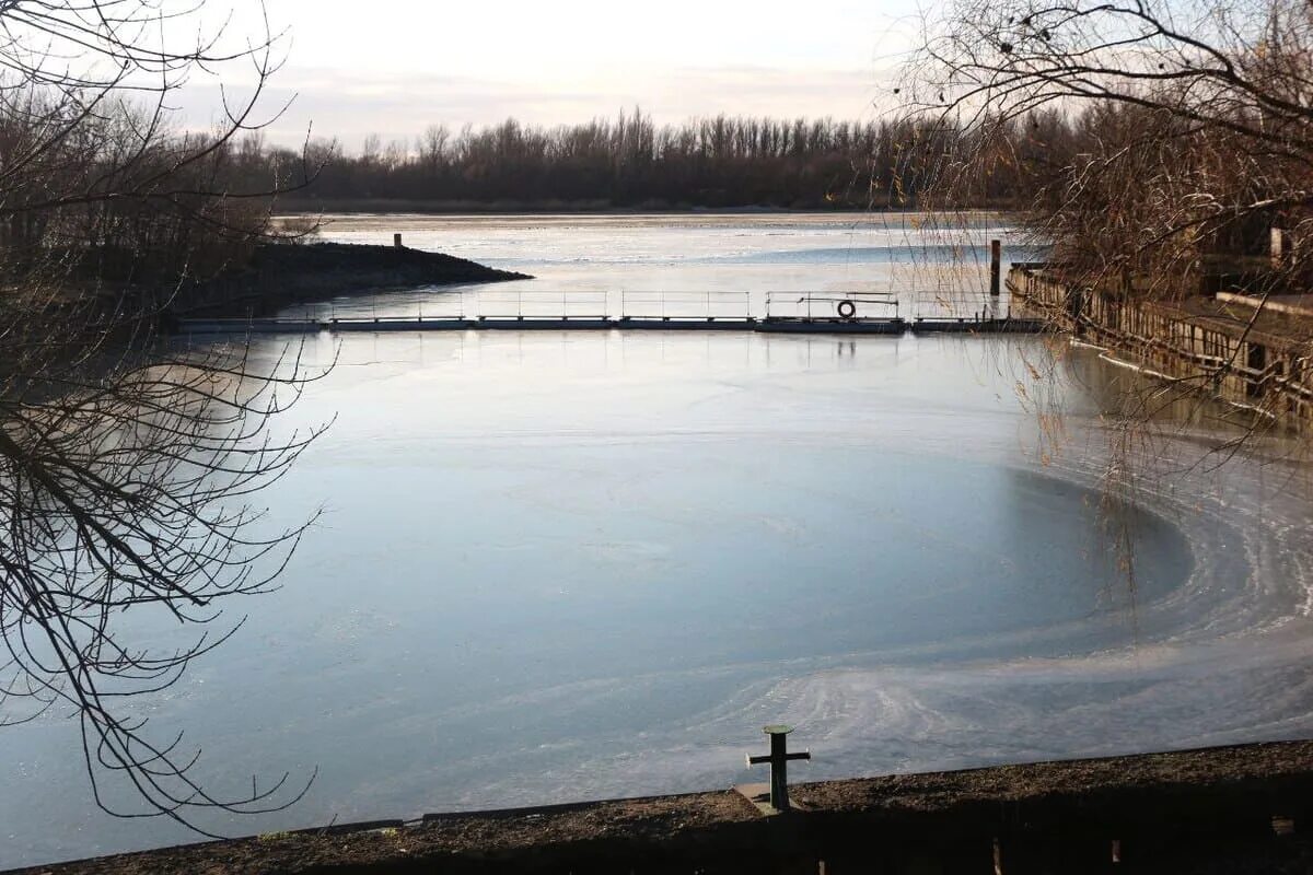 Почему нет воды в ростове на дону. Ледяная река. Мельниково водяная. Водозабор на реке. Ростовский водозабор.