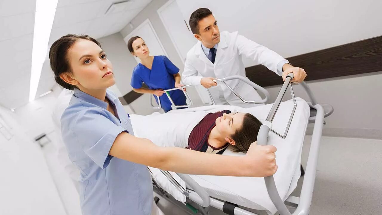 Что такое госпитализация. Госпитализация больных. пациент на каталке в больнице. госпитализация в стационар.
