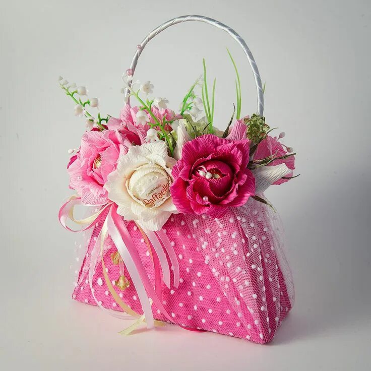 Конфетный букет. Весенний букет из конфет. Необычные сладкие букеты. Цветы из гофрированный бумаги. Подарки из цветов своими руками.