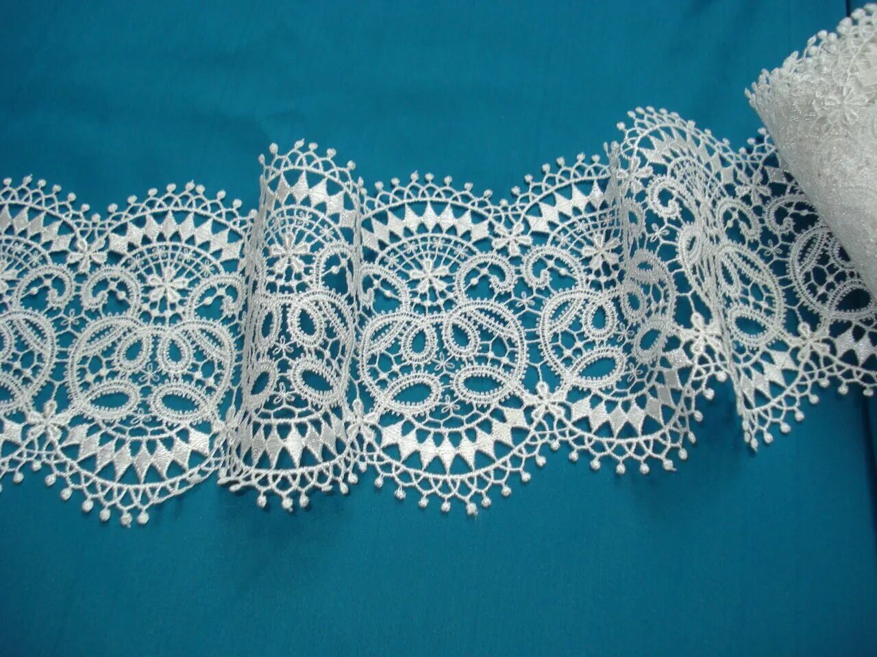 атласный пеньюар.