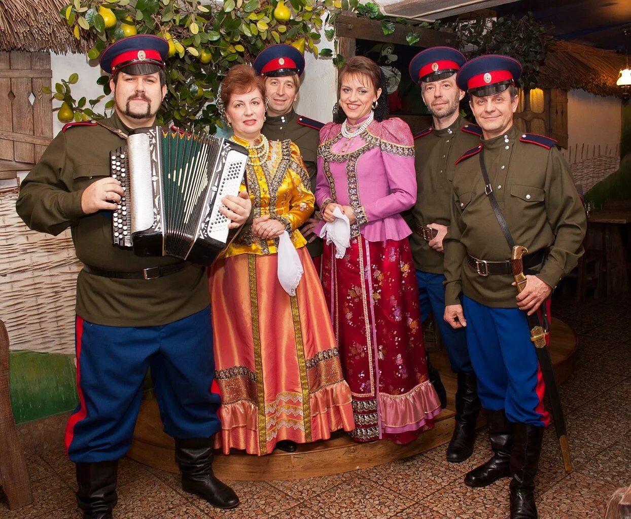 Казаки жена песня. Казачий ансамбль. Донские казаки поют. Ансамбль донских Казаков. Казачка ансамбль.