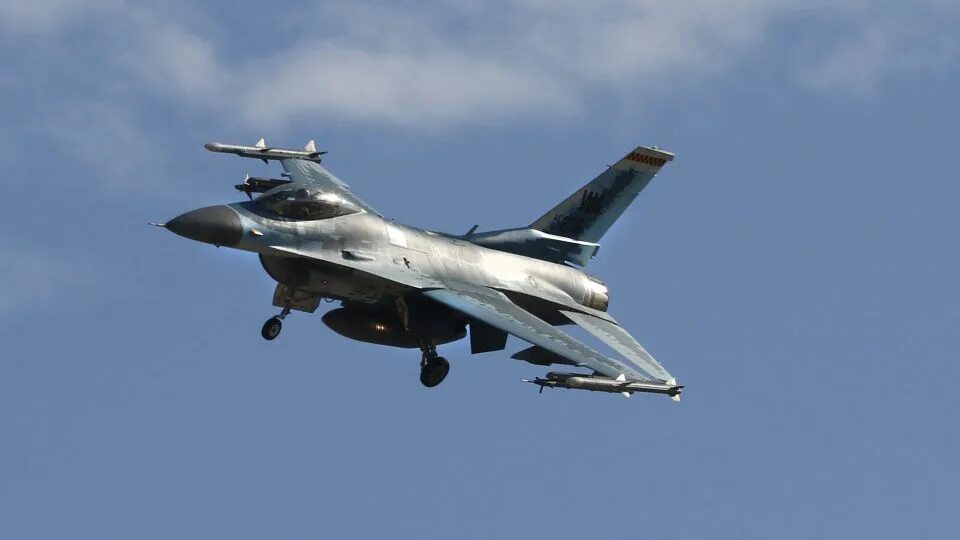 Почему f16