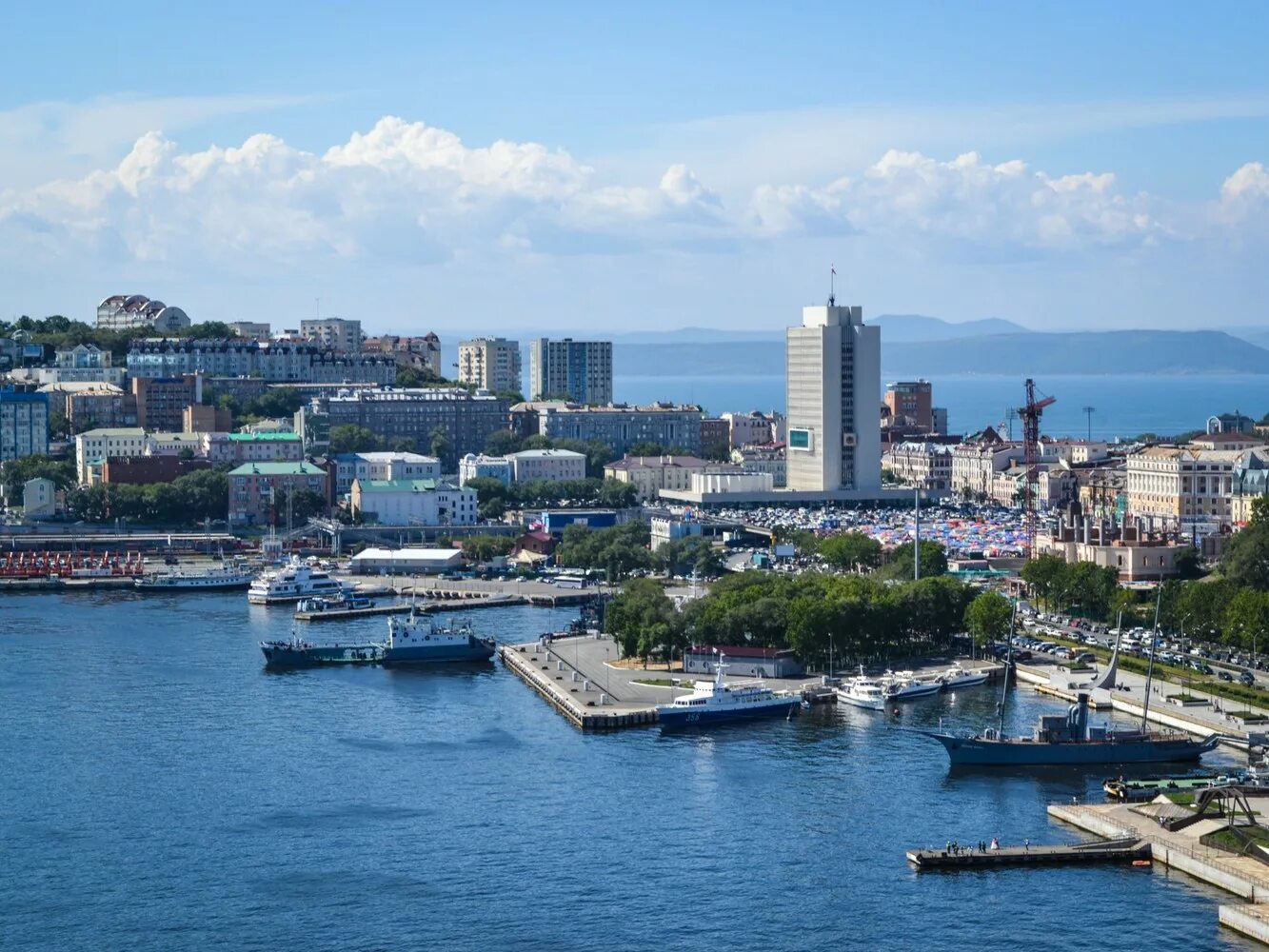 Vladivostok 1. Корабельная набережная Владивосток. Набережная Владивосток 2023. Владивосток бухта золотой Рог 33 причал. Центральная набережная Владивостока.