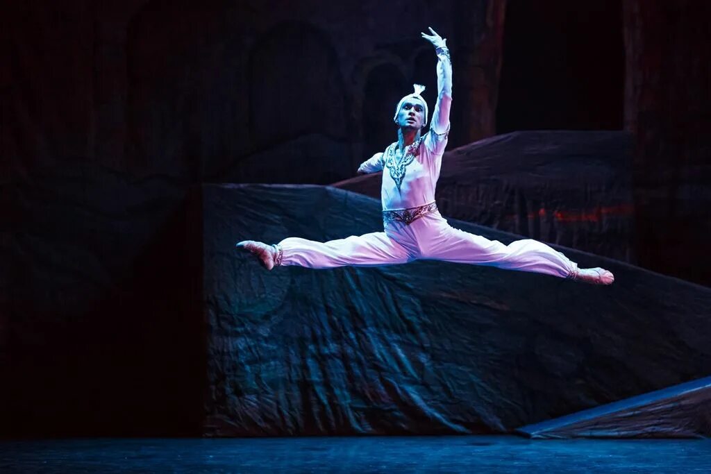 Балет эсмеральда рамт. Балет раймонда йошкар-ола. 57". Марийский театр балета. Балет раймонда глазунова.