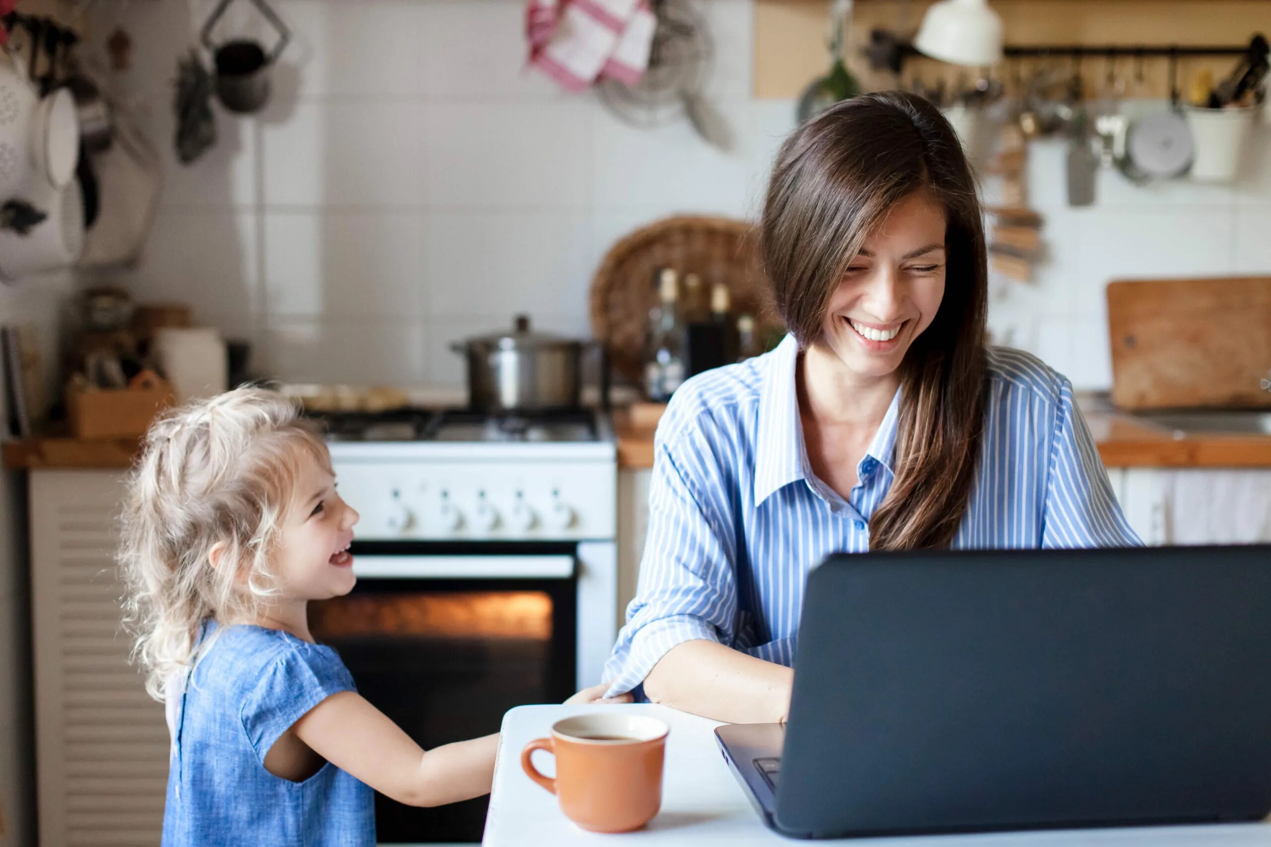 When you work at home. Успешная женщина с детьми. Женщина работает. Мама с ребенком работает. Удаленная работа дома дети.