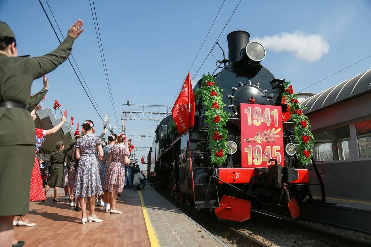 Поезд победы элиста. Ретро поезд победа 2021 Ростов концерт. Ретропоезд «эшелон Победы». Ретро поезд Астрахань. Поезд Победы Астрахань.