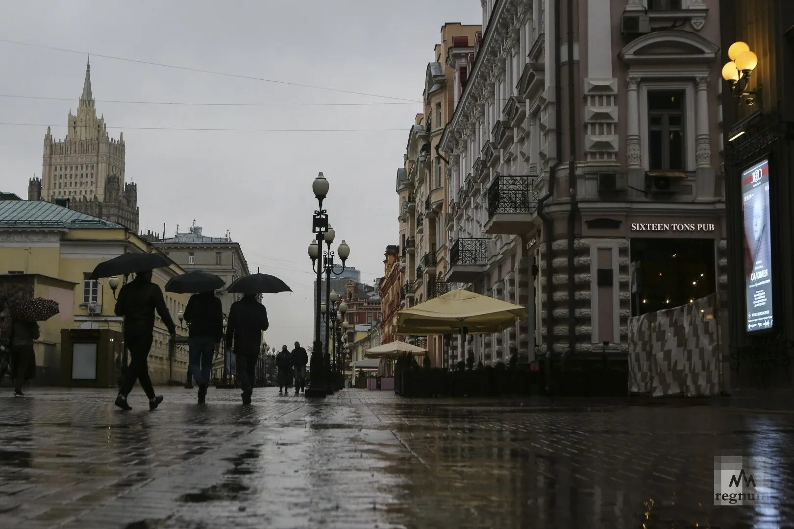 Московский Арбат дождь. Улица Арбата дождь. Арбат Москва лето. Дождливая Москва.