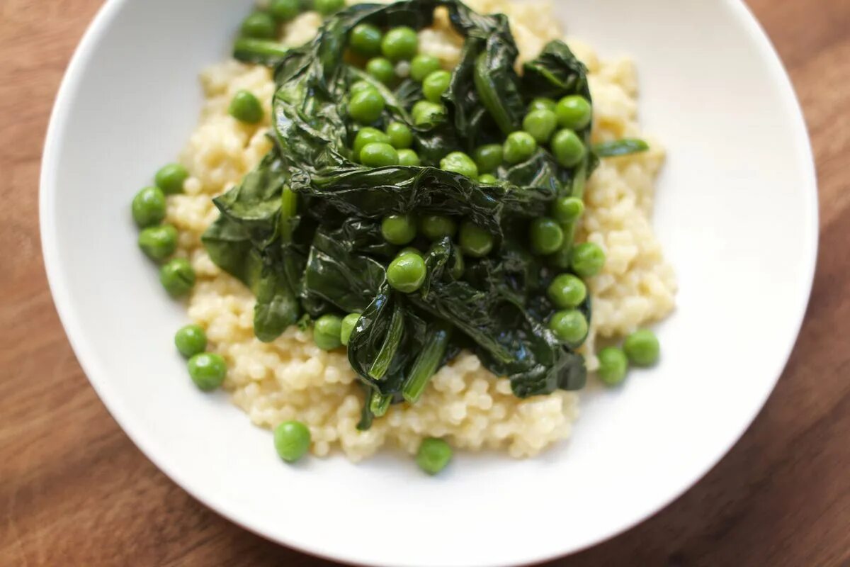 Рис со шпинатом. Греческий гарниры. Рис со шпинатом и чесноком. Рис с зеленью. Зелёный рис блюдо.