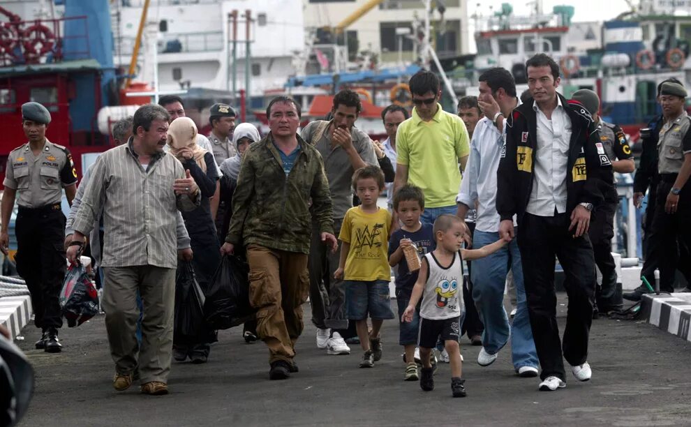 беженец из мексики. эмигранты в париже. таджики в америке. эмигранты во франции. иммигранты.