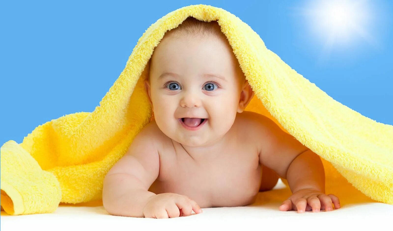 Когда вышел малыш в желтом. Ребёнок в жёлтом. Младенец в желтом. Малыш желтый. Малыш в полотенце.