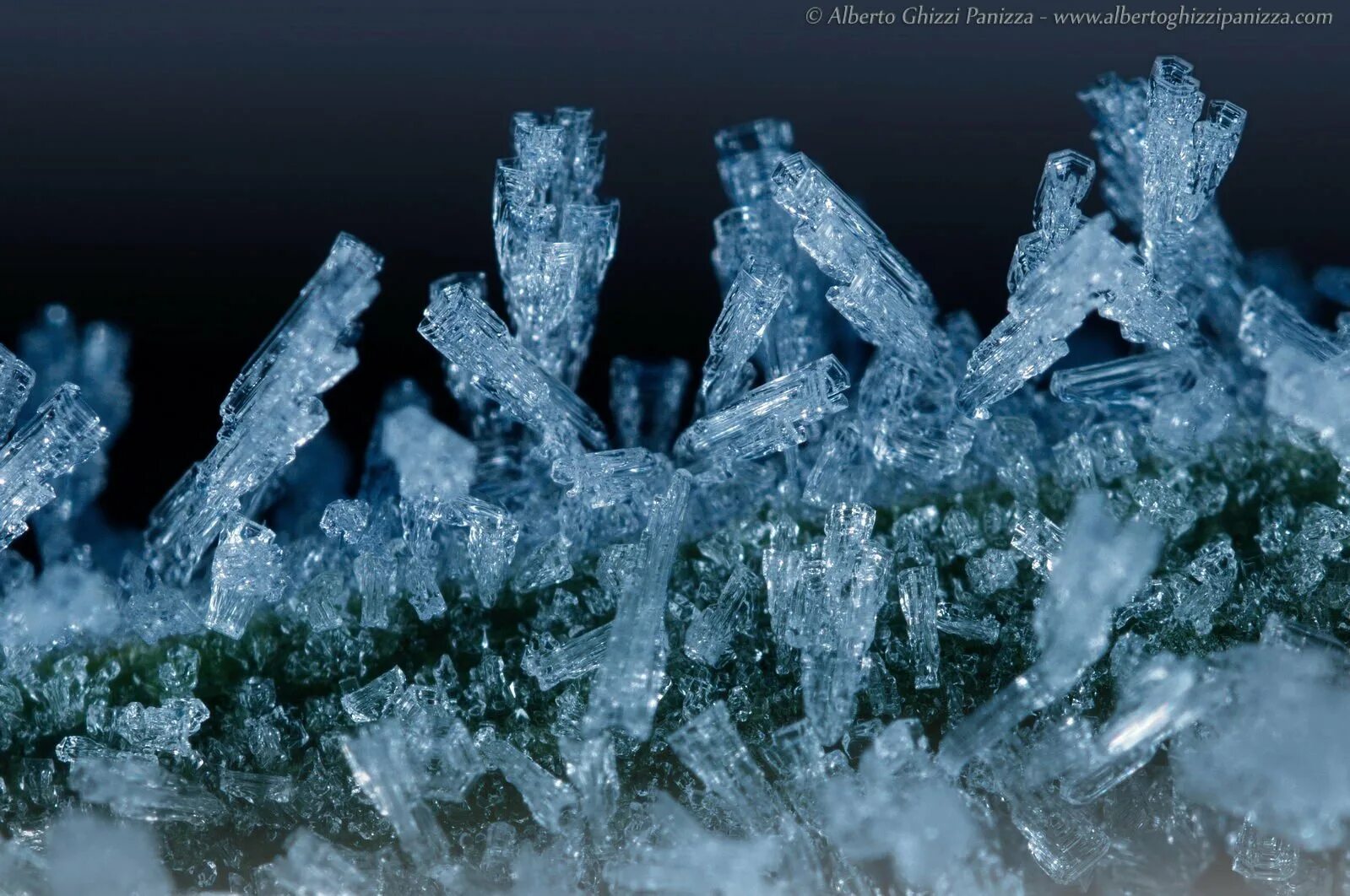 Вода в кристаллическом состоянии. Иней десублимация. Кристаллическая изморозь. Кристаллы инея. Кристаллы льда.