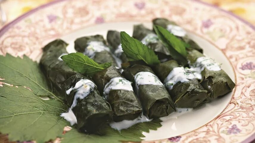 Долма из замороженных виноградных. Толма армянская. долма армянская. долма в виноградных листьях. долма в виноградных листьях полуфабрикат.