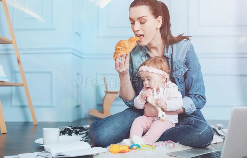 Мама ест ногами. Молодые мамы хвастайте телами. Mother waiting children to come to Breakfast. Молодые мамы хвастайте телами песня. Picture of Lamb kneeling and eating mother's Milk.