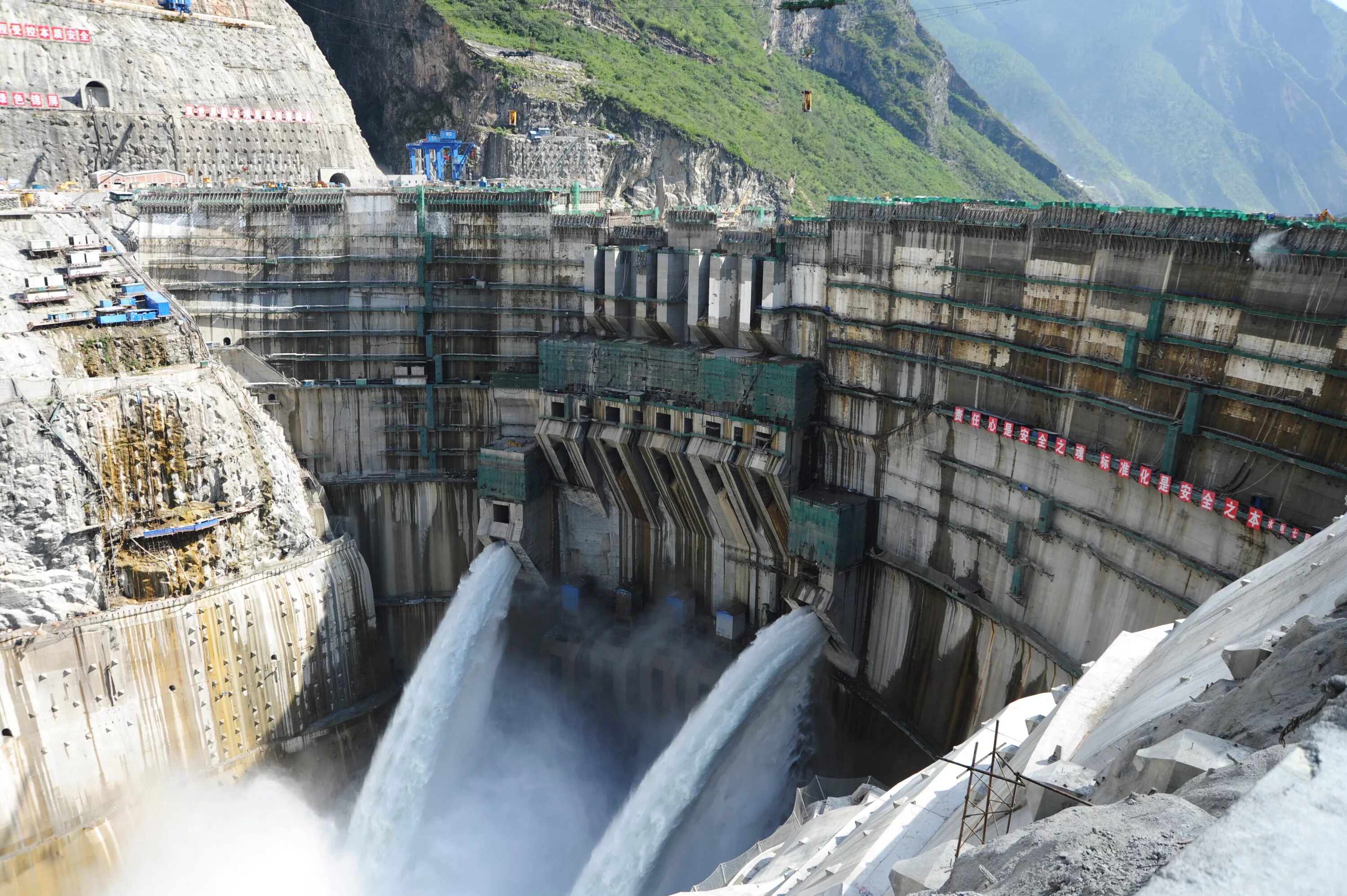 В какой стране крупнейшая гэс. ГЭС Цзиньпин-1. Самая высокая ГЭС В мире ГЭС Цзиньпин-i. Цзиньпин 1 плотина. Плотина ГЭС Цзиньпин-1 в Китае.