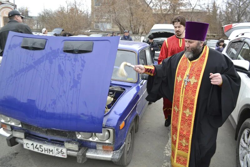 Можно ли освятить машину. Освятить машину. освящение машины. автомобили священников. священник освящает машину.