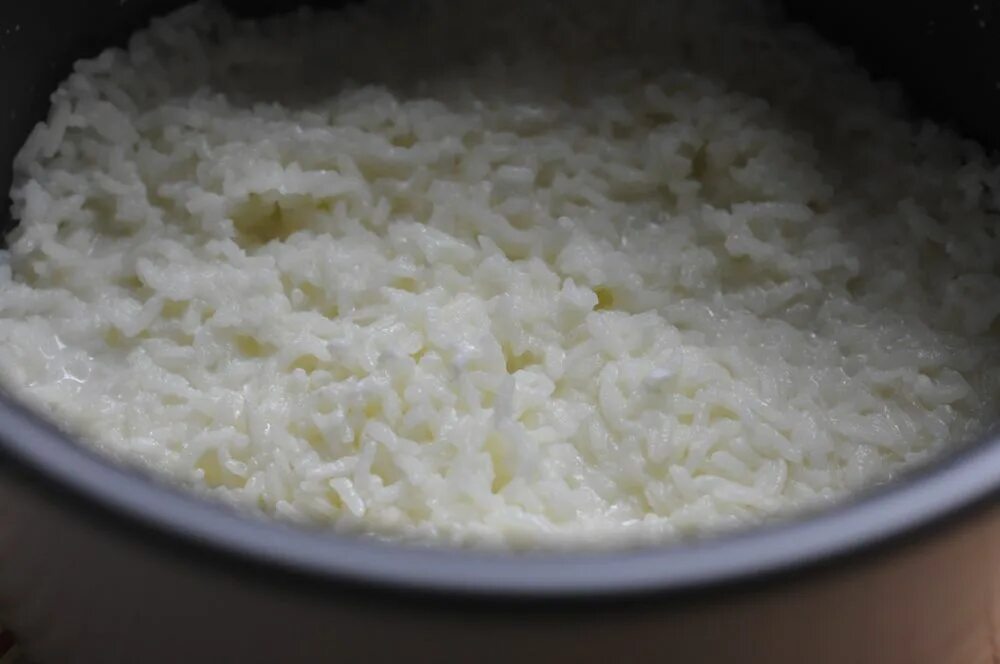 Молочная рисовая каша на молоке в мультиварке. Каша рисовая готовая. Каша молочная рисовая готовая. Каша рисовая на молоке готовая.
