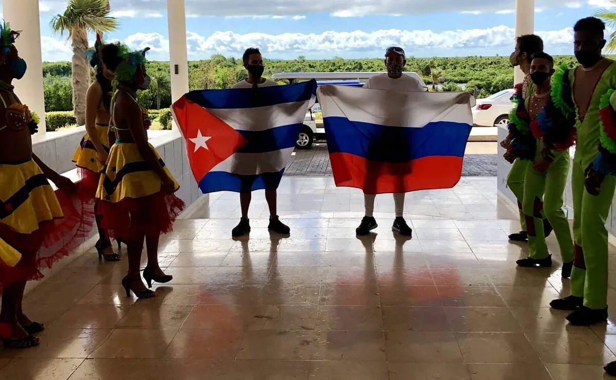 Реальное время куба. Куба российские туристы. Кубинцы в России. Куба для туристов. Русские туристы на Кубе.