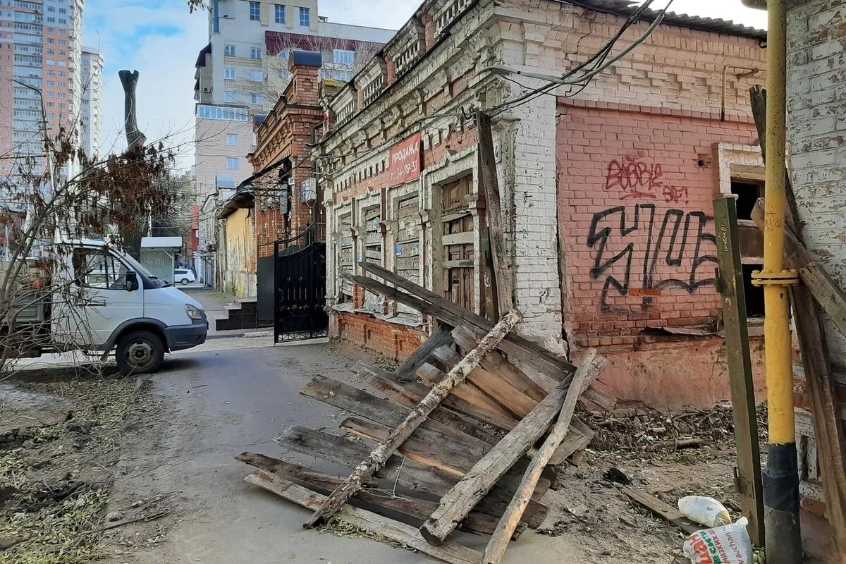 Снес забор. Саратов снесенный дом на Лермонтова. Снос забора. Саратов места.