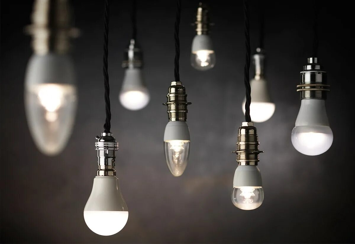 Электрик вкручивает лампочку. Низкое напряжение лампочка. Маркировка энергосберегающих люминесцентных спиральных ламп. Энергосберегающая лампа таблица мощности 220в. Девушка выбирает светильник.