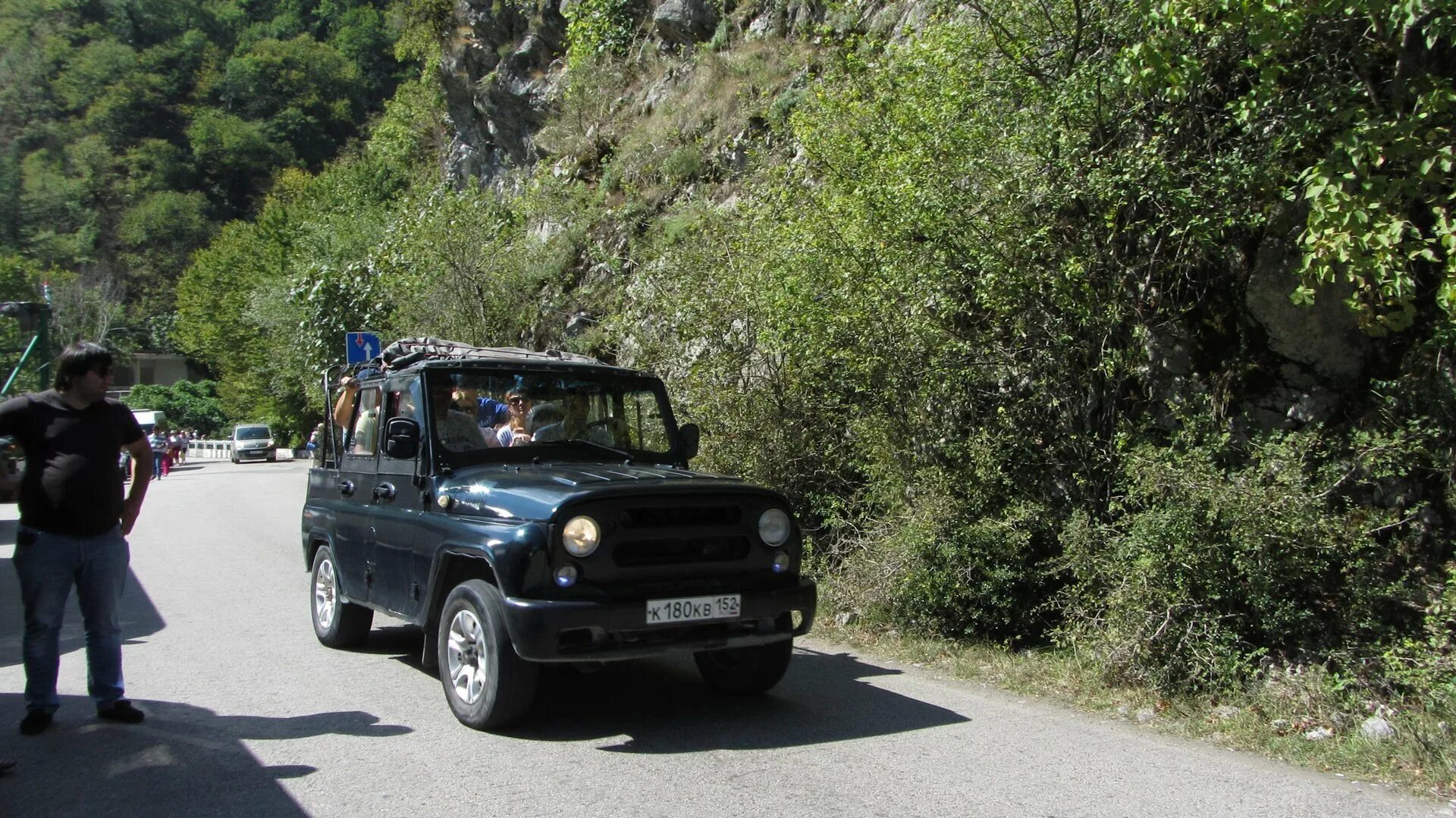 Абхазская машина в россии. УАЗ Патриот в Абхазии. Салатовый УАЗИК Акармара Абхазия. Прогулочные УАЗИКИ В Абхазии. УАЗ без крыши Абхазия.