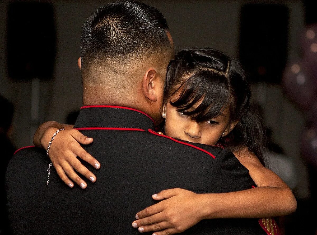 Dad enjoys. Дочери данс. папа с дочкой соблазн. фотосессия отца дочери танцы. daddy daughter dance.