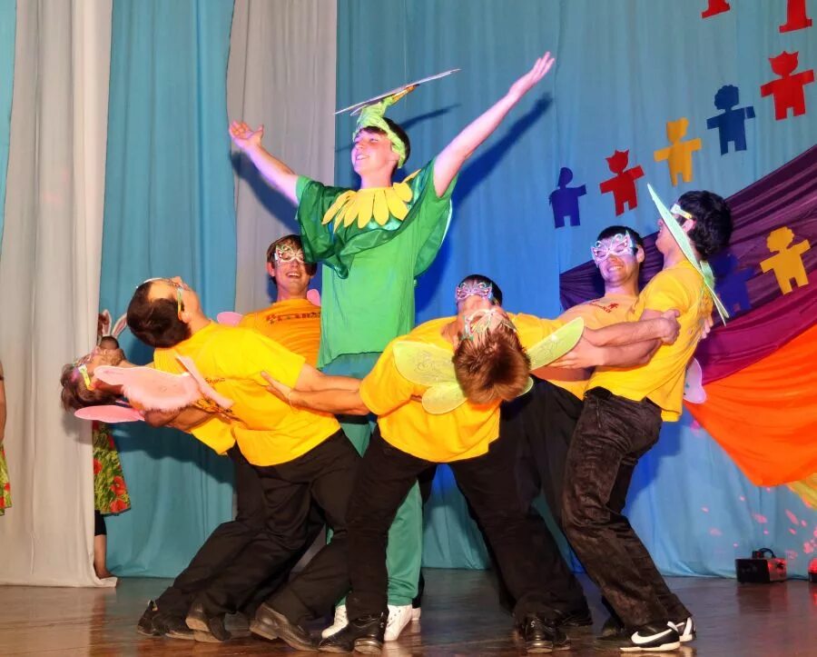 Выступления вожатых. Вожатский концерт. Концерт вожатых в лагере. Концерт в лагере. Вечер в лагере.