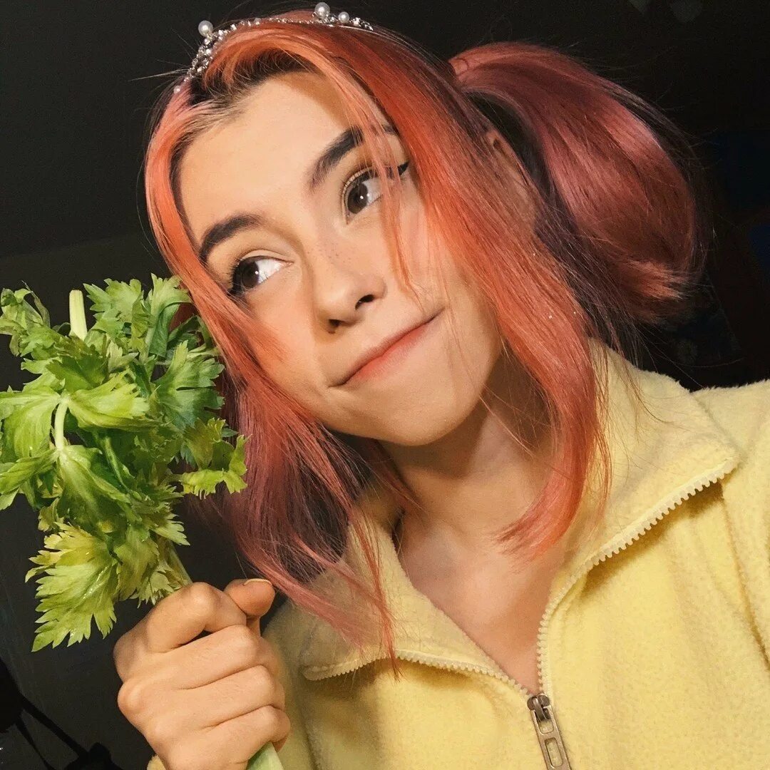 Дора певица кьют. Менеджер доры. Менеджер доры. Дора певица. Дора певица дарья шиханова.