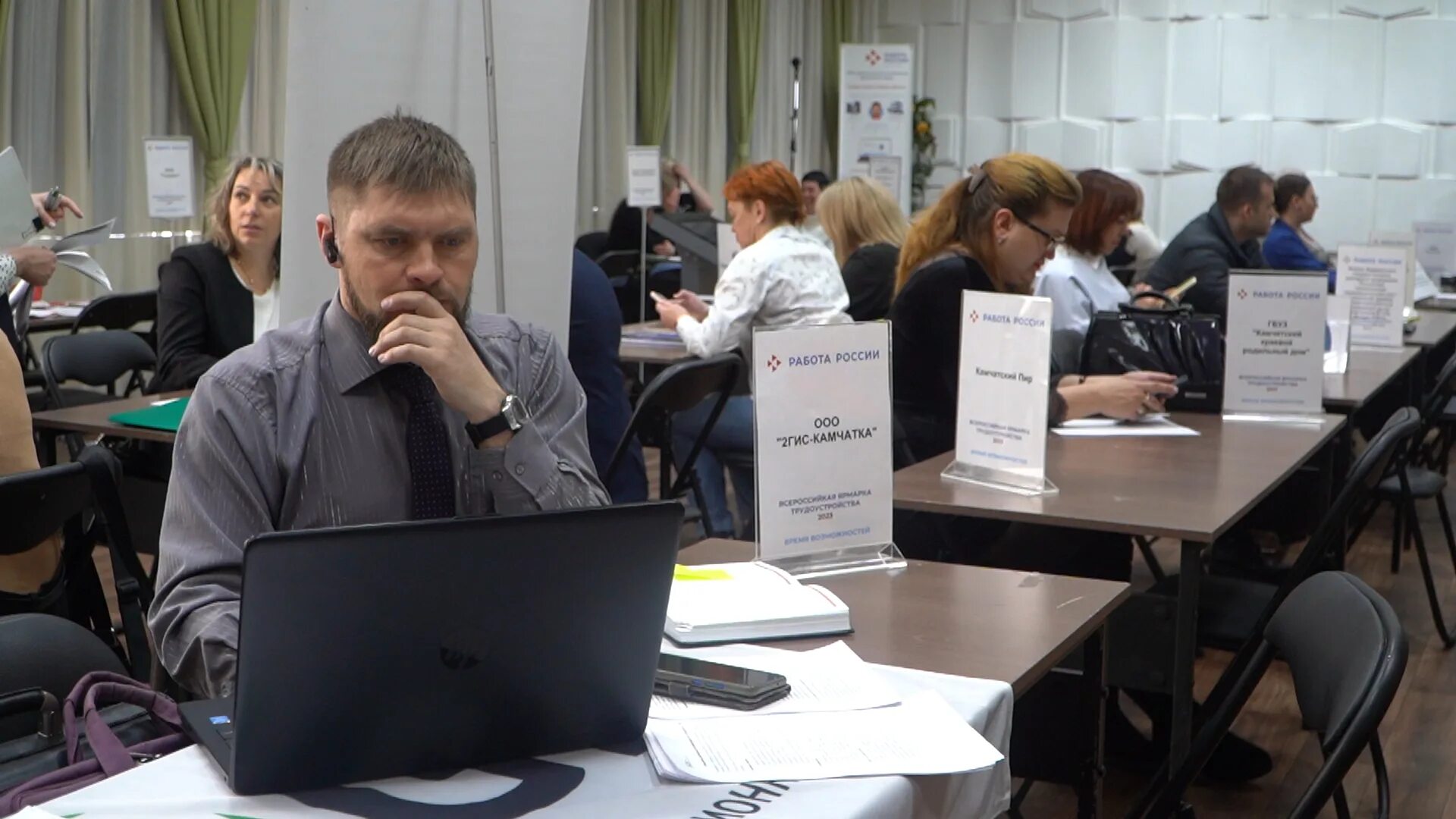 Камчатка работодатель. Камчатка работодатель. Ярмарка трудоустройства. Работа в усткамчатске путина. Рыбообработчик вахта камчатка.