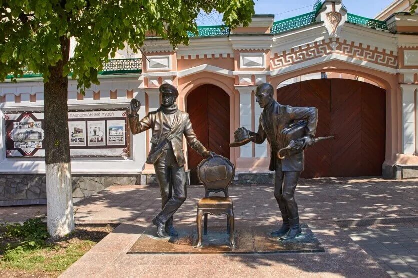 Остап бендер и киса воробьянинов чебоксары. Памятник остапу бендеру чебоксары. Памятник остапу бендеру и кисе. Памятник кисе воробьянинову в чебоксарах. Памятник остапу бендеру и кисе воробьянинову в чебоксарах.