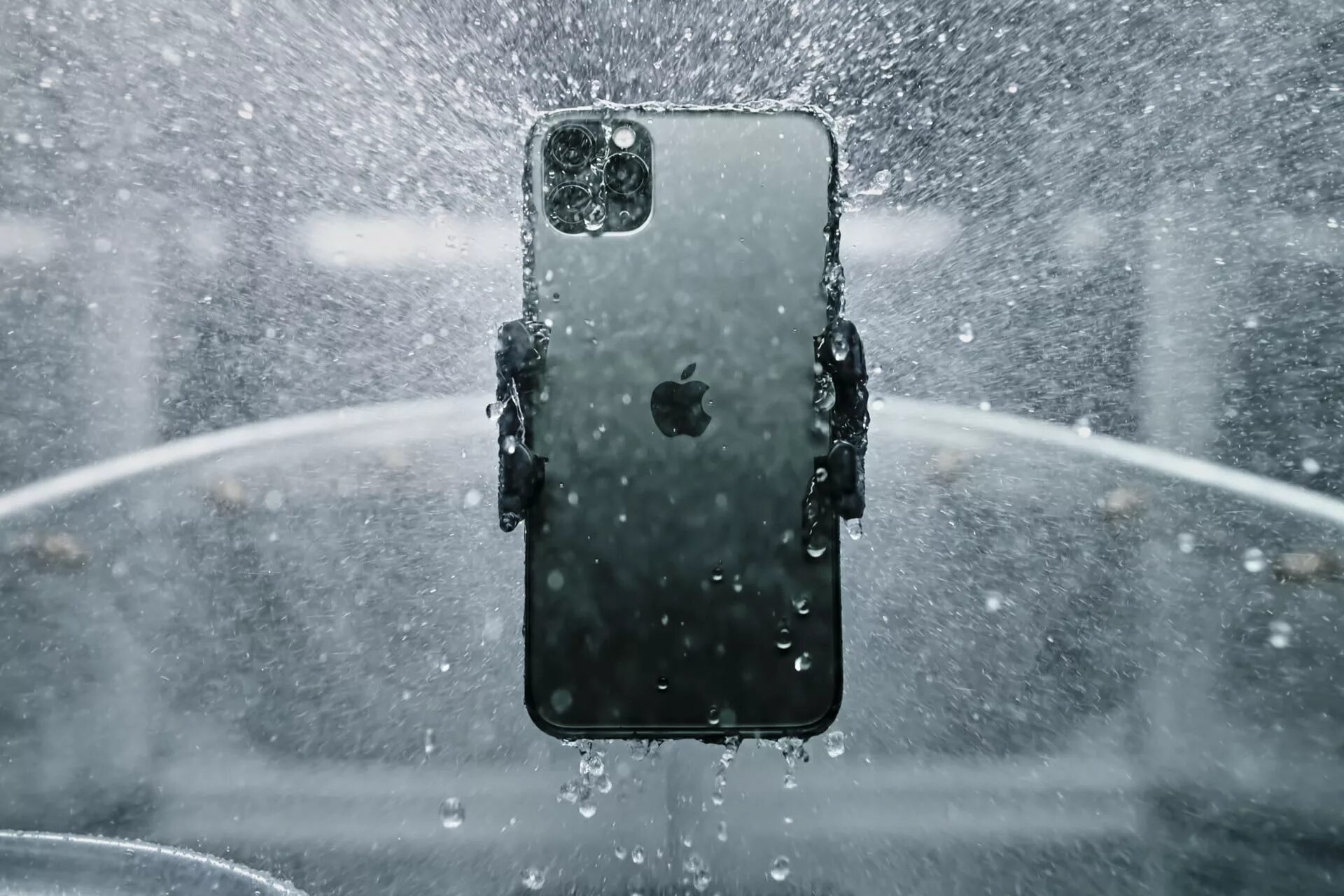 Айфон 15 под водой. Влагозащита iphone 11. Защита от воды. Айфон 12 защита от воды. Смартфон в воде.