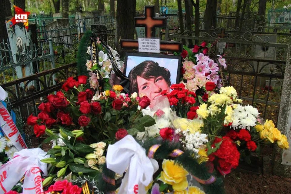Могила семьи Громовых погибших в авиакатастрофе. Гибель семьи Громовых в 2015 году. Винник авиакатастрофа