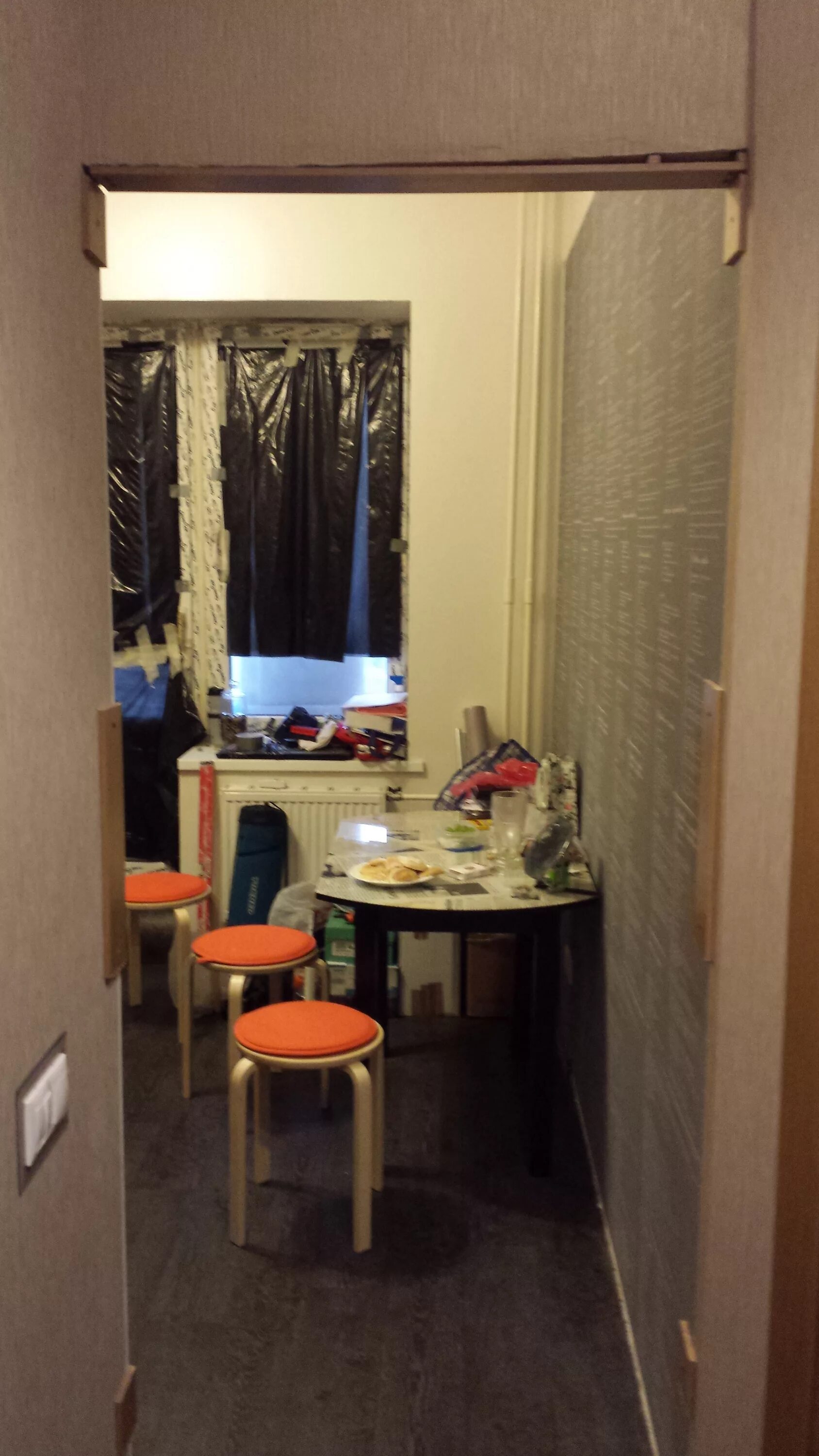 Дверь между кухней и коридором. Дверной проем на кухню без двери. Арка на кухню в хрущевке. Антресоль между кухней и прихожей в хрущевке. Дверь между кухней и коридором.