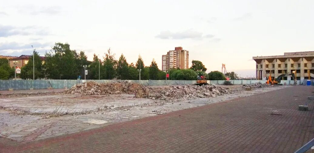 Дкм череповец. Площадь у ДКМ Череповец. Череповец площадь у дворца Металлургов. Старый фонтан у ДКМ Череповец. Фонтан у ДКМ Череповец.