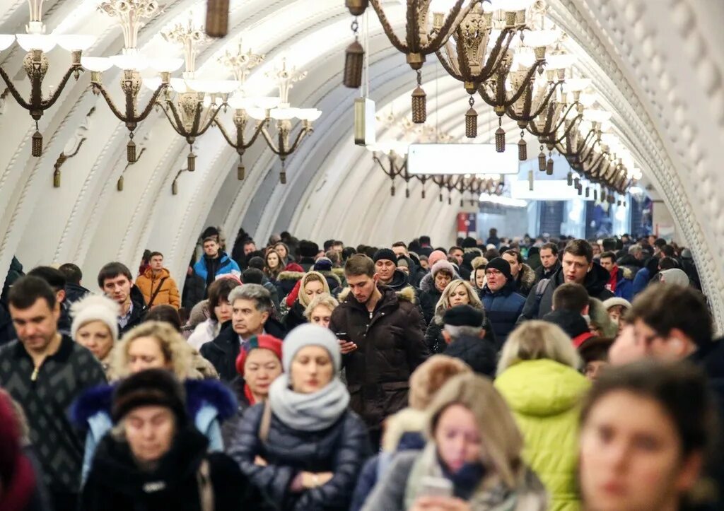 Включи новости на станции. Станция Курская Арбатско-Покровской линии. Контролеры в метро Комсомольская. Станция Курская Арбатско-Покровской линии что случилось? Сегодня. Заход в метро для Курской по Арбатско-Покровской ветке.