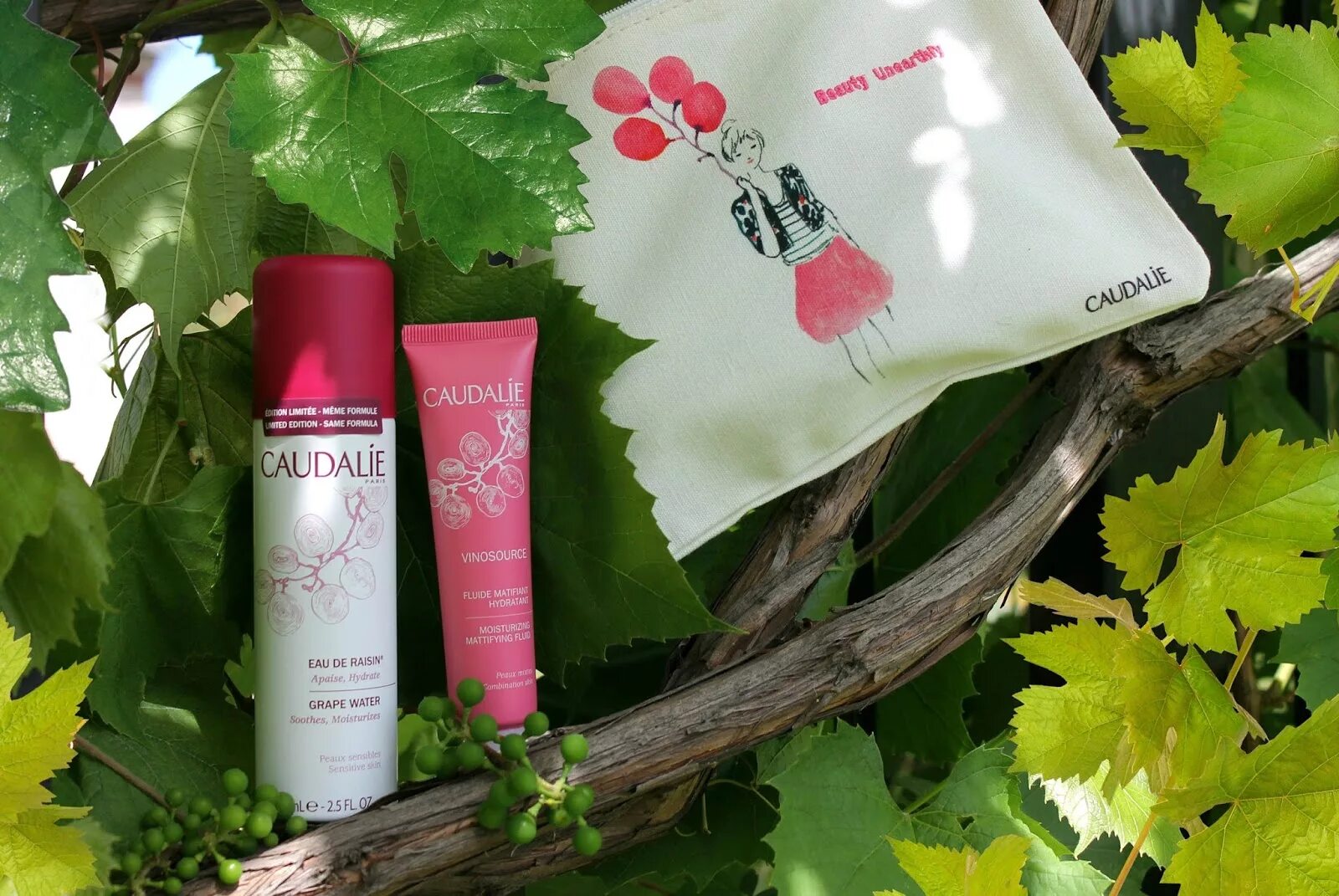 Косметика caudalie. Caudalie косметика. косметика caudalie косметичка. косметика на основе винограда. косметичка женская caudalie.