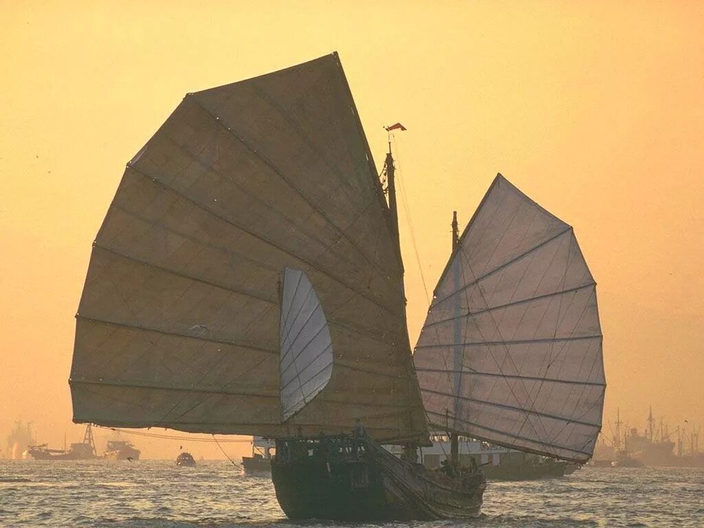 Древнекитайский корабль джонка. Китайское парусное судно. Древний китайский корабль джонка. Китайский парусник джонка. Древняя китайская джонка.