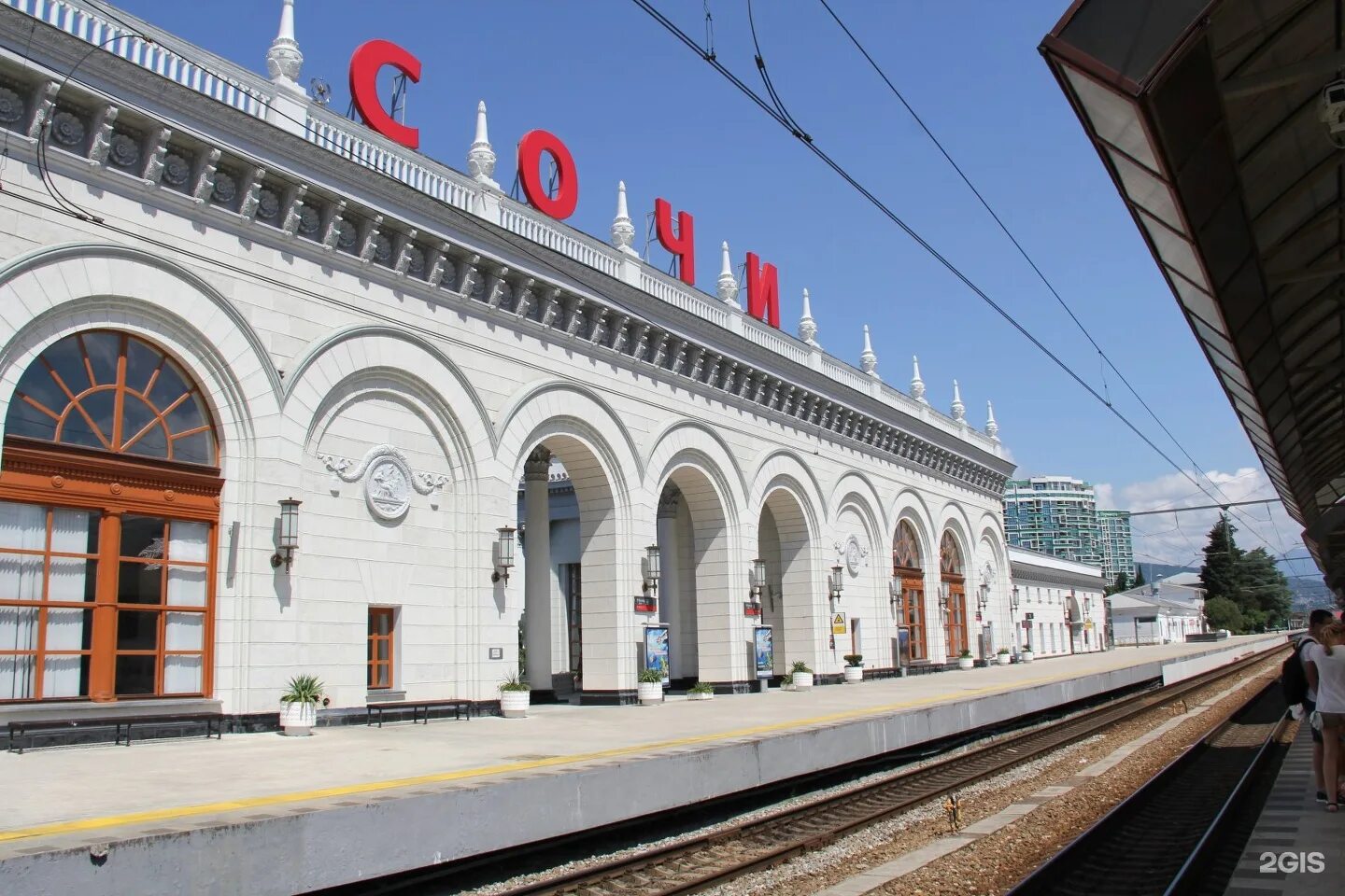 железнодорожный вокзал сочи. станция сочи какая жд. вокзал сочи привокзальная территория. старый ж. жд станция сочи.