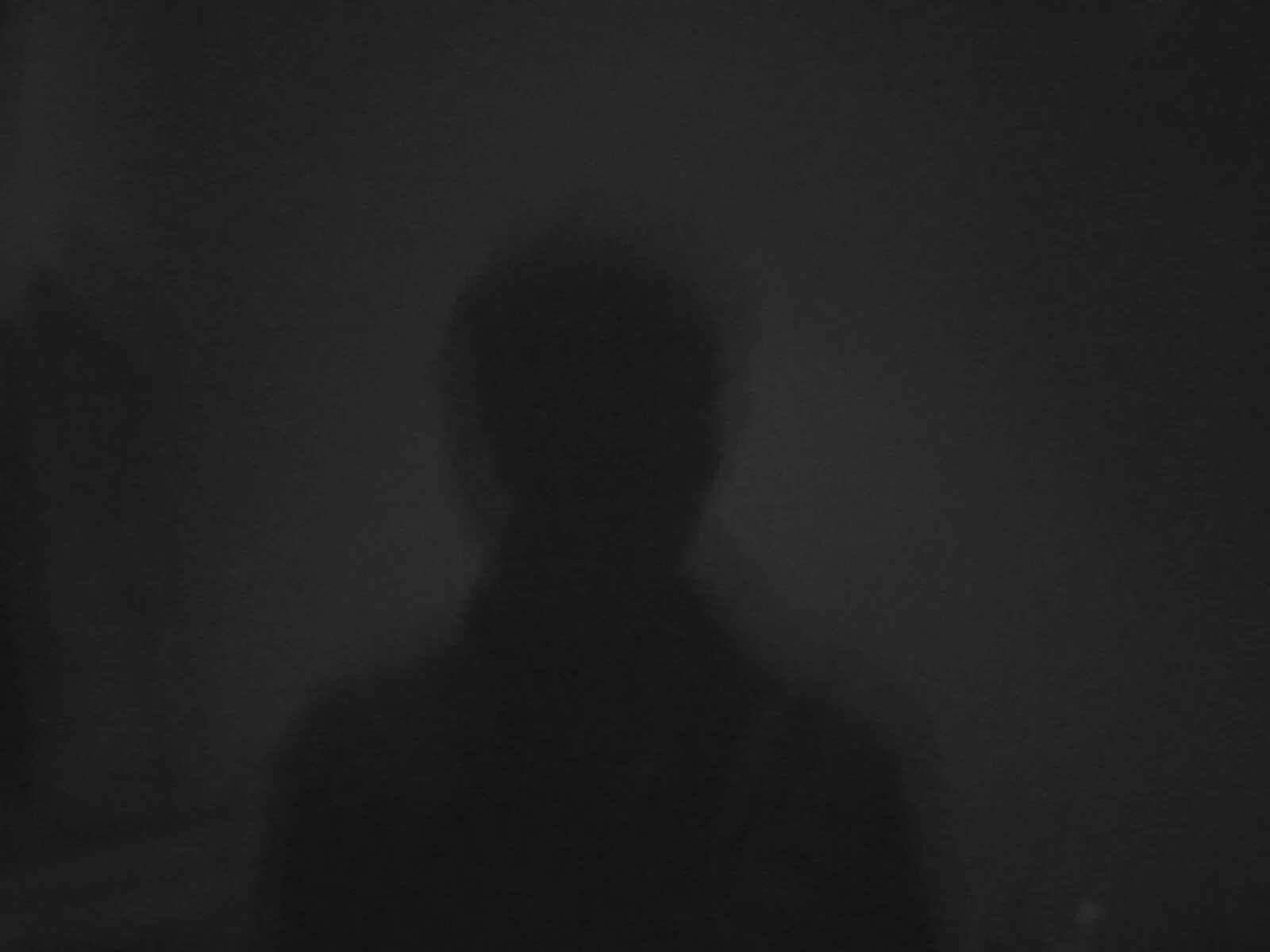 Теряюсь в темноте. Темный силуэт в комнате. темный силуэт в темноте. темный человек в темноте. тень в темноте.