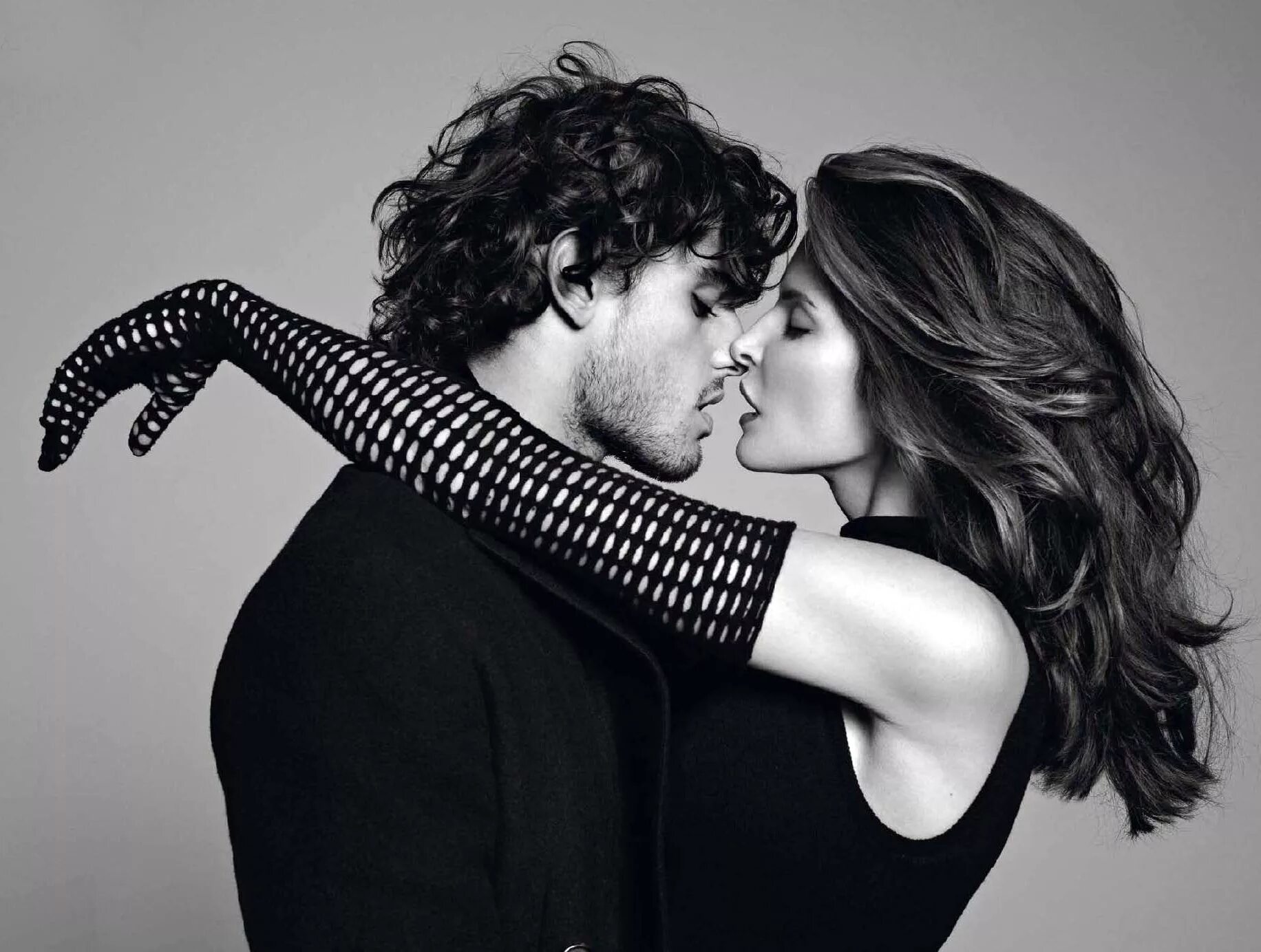 Радостная встреча влюбленных. Отношения чб. Красивые пары. Черно белая фотосессия пары. Влюбленные чб.