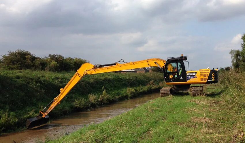 Экскаватор JCB 220 стрела длиннорукий. JCB js220lc с длинной стрелой. Стрела рукоять экскаватора JCB 220. Экскаватор Hyundai 220 длинной стрелой болотник.