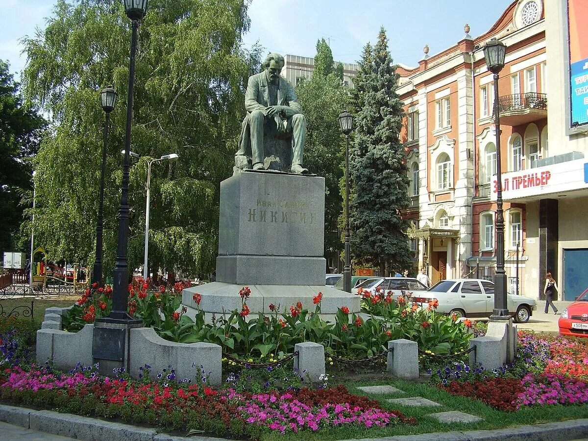 Литературный классик с памятником в воронеже. Памятник Ивану Саввичу Никитину в Воронеже. Никитин памятник в Воронеже. Памятник поэту и.с. Никитину.