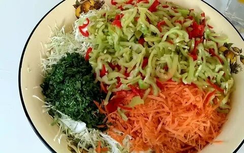 Салат осенний с капустой и болгарским
