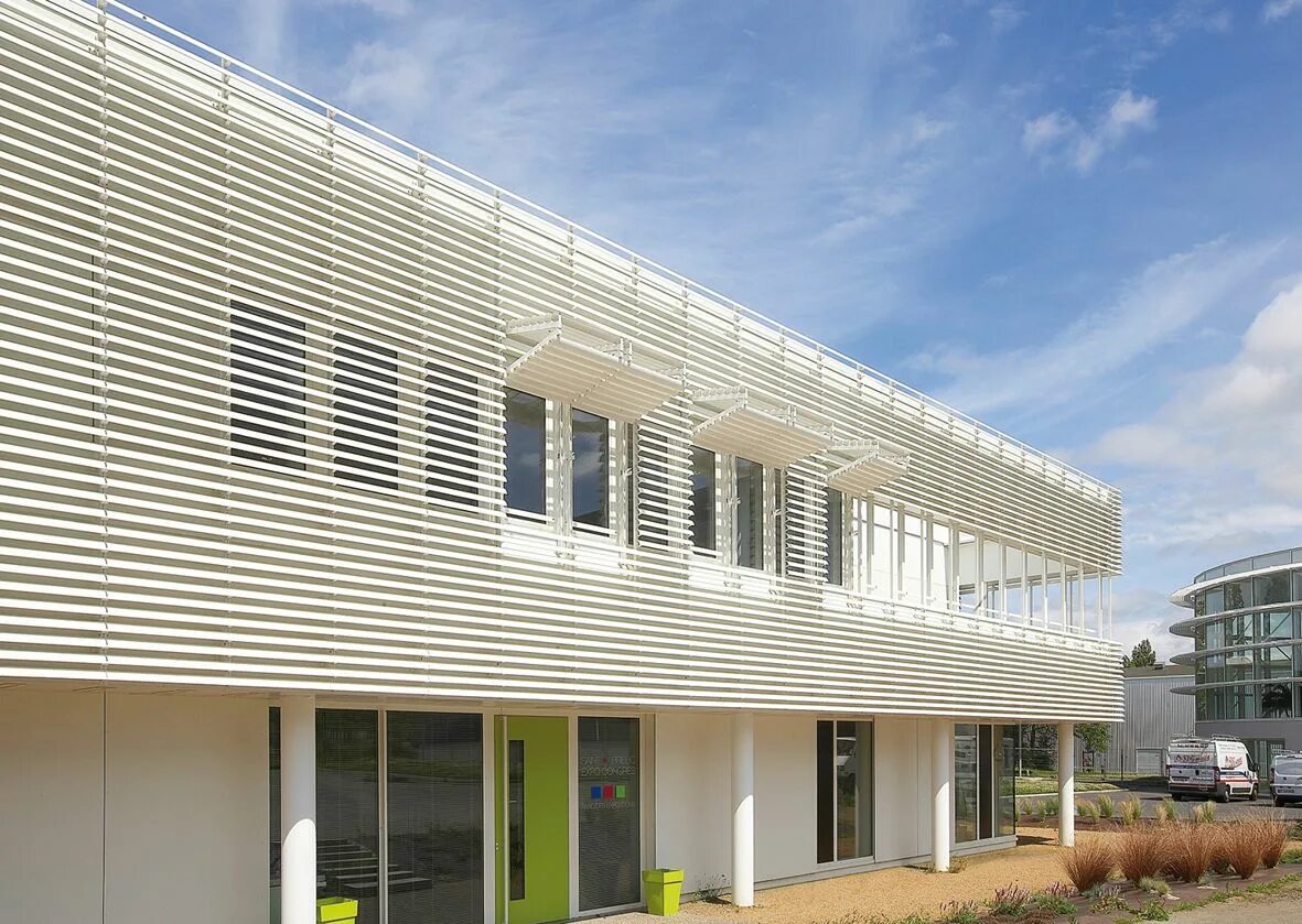 Архитектура доминик перо. Ламели фасадные вертикальные шуко. Витражи алютех с вертикальными ламелями. Линеарные панели архитектура. Фасады административных зданий европы.