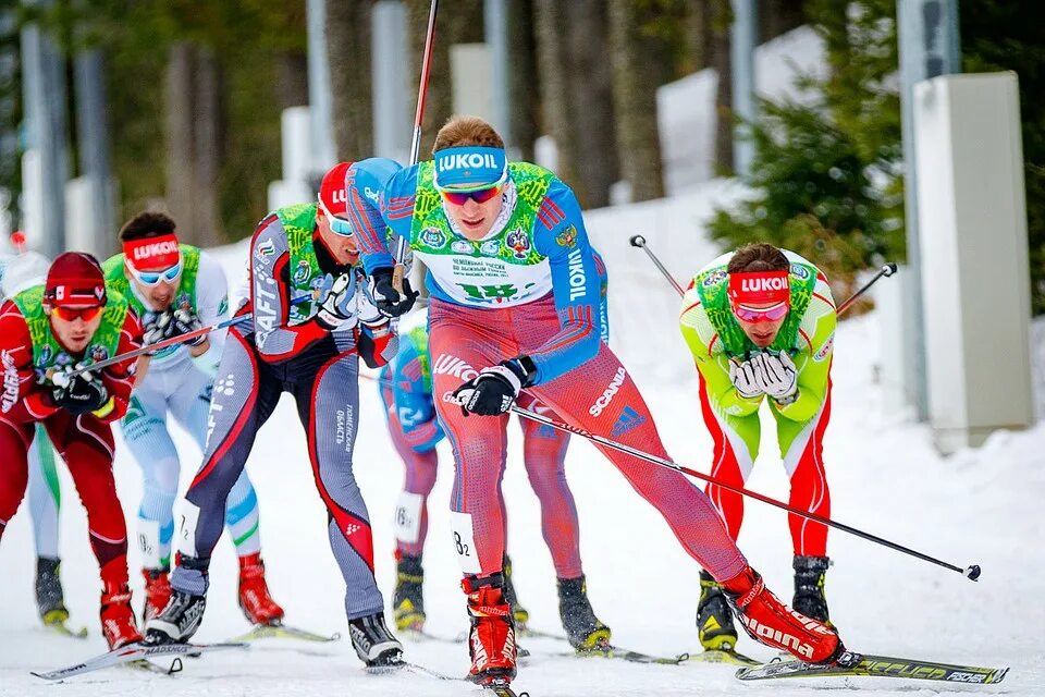 Сайт лыжника. Лыжные гонки. Лыжники России. Лыжные гонки Россия. Спорт лыжные гонки.